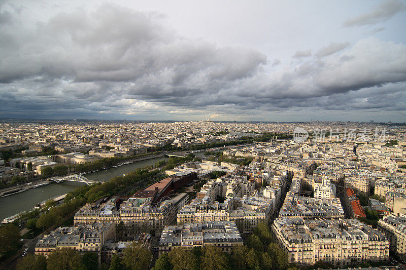 从埃菲尔铁塔俯瞰巴黎