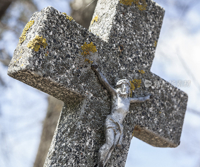 十字架在古老的墓碑上