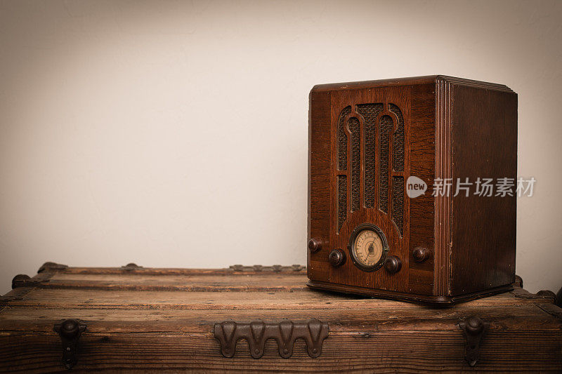 古董木墓碑收音机从1930年代的木头树干