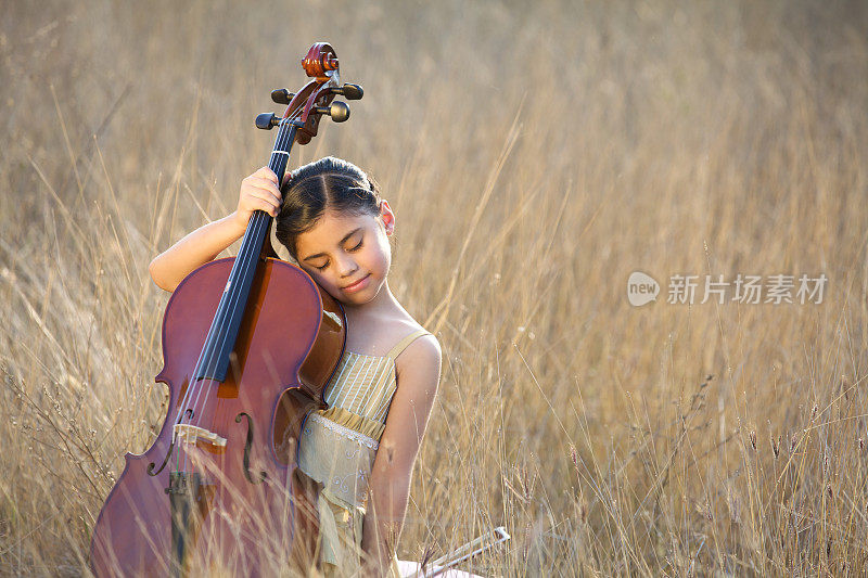 带着大提琴的小女孩在户外