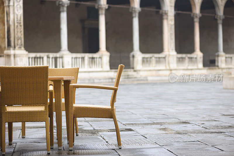 意大利广场的咖啡桌椅