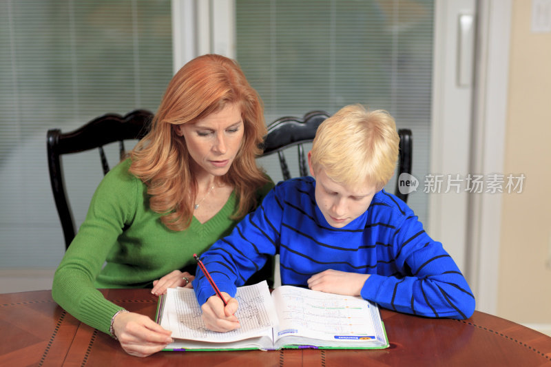 妈妈帮助儿子做作业