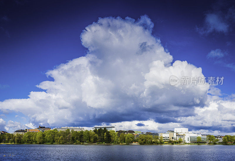 赫尔辛基，芬兰Toolonlahti湖上的大天空云图