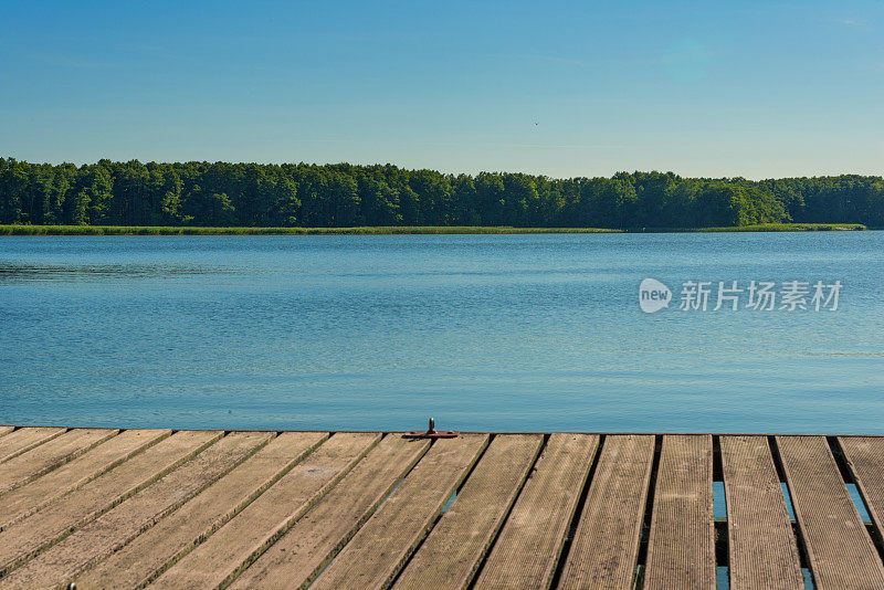 夏日静谧的湖边，木制的平台