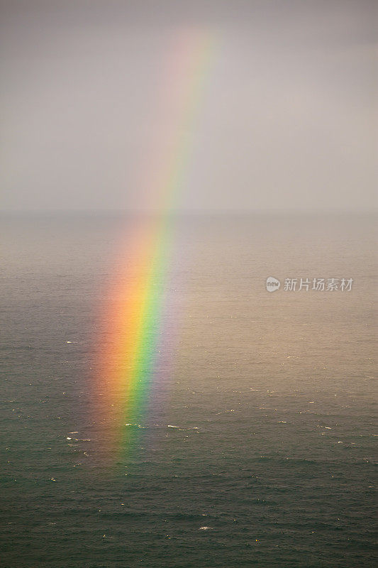 海洋上的彩虹和阵雨