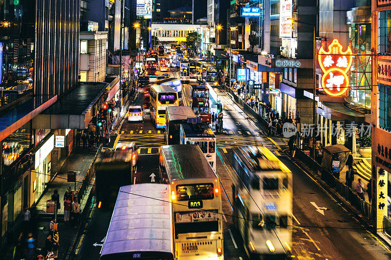 夜晚的香港街道。