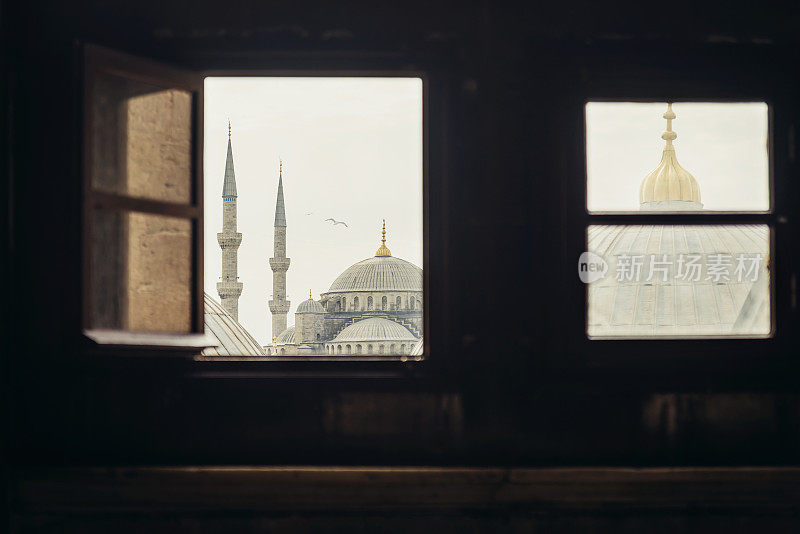 蓝色清真寺透过窗户