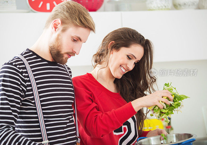 年轻夫妇在家里准备午餐