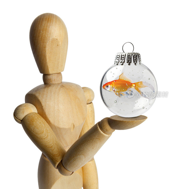 木娃娃与一个金色的鱼在圣诞装饰