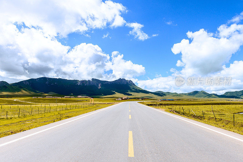 西藏高原的道路、草地和天空