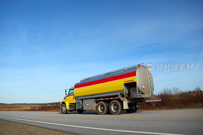 高速公路上的油罐车