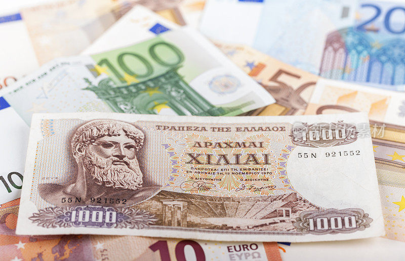 希腊德拉克马躺在欧元票据上