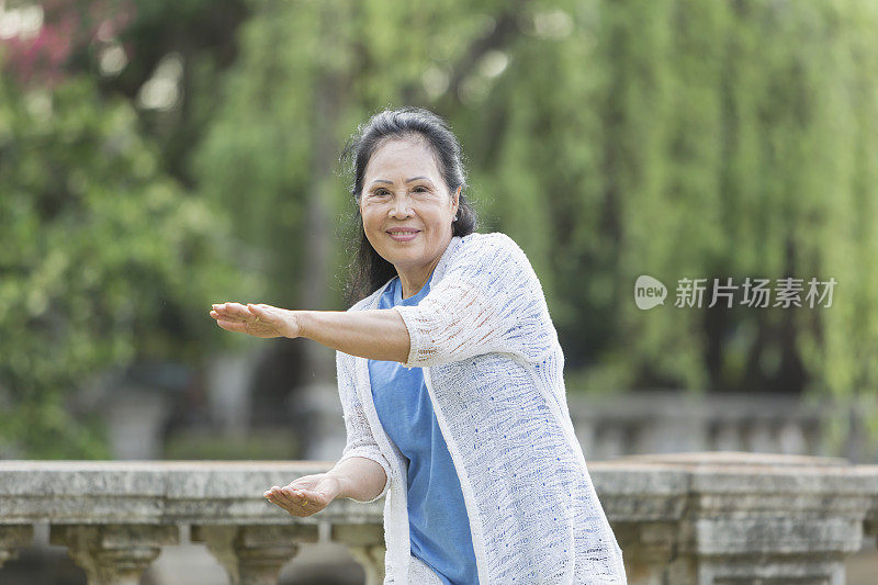 年长的亚洲女人在打太极