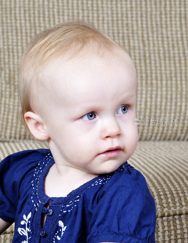 一个蓝眼睛女婴的肖像