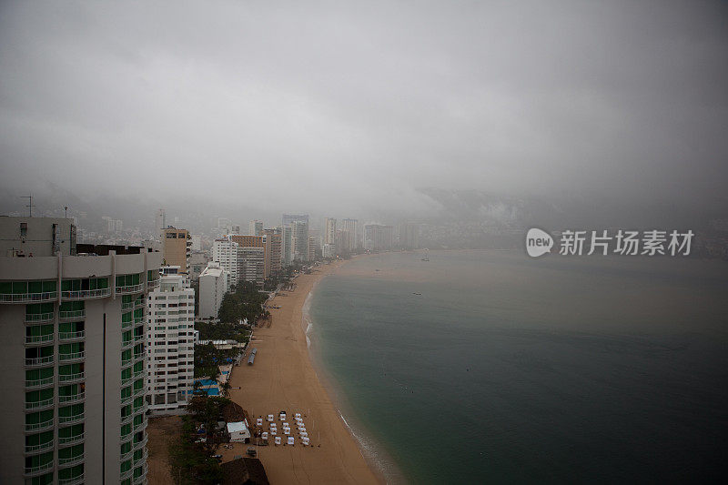 墨西哥海滩上空的一场多雨多雾的风暴