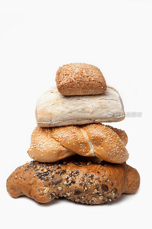 不同类型的面包在金字塔和孤立在白色