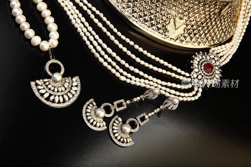 锆石，珍珠和银珠宝在印度风格手工制作的珠宝箱