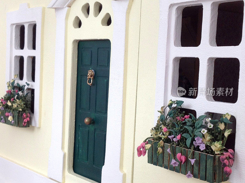 娃娃房子的前门和窗户盒子的形象