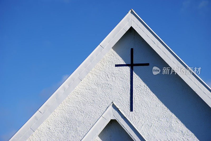 灰泥教堂屋顶上的十字架或十字架