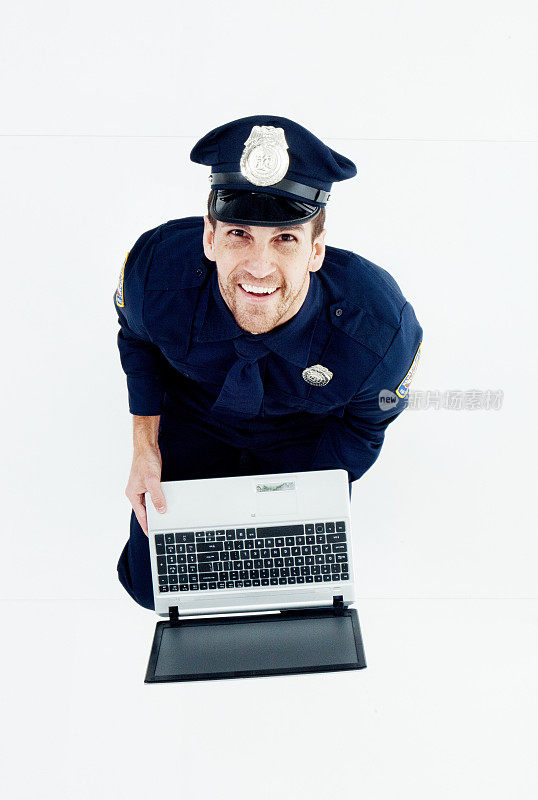 上图是警察拿着笔记本电脑