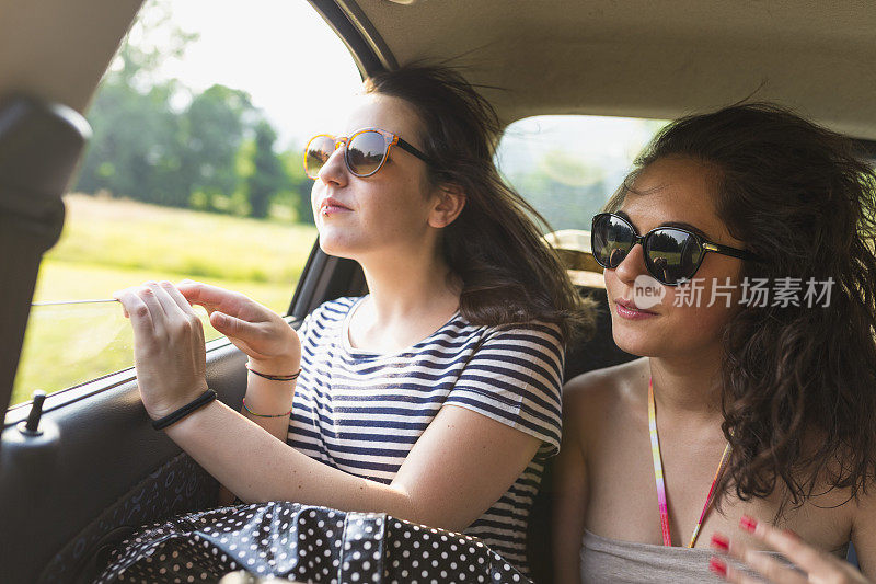 女性驾车旅行