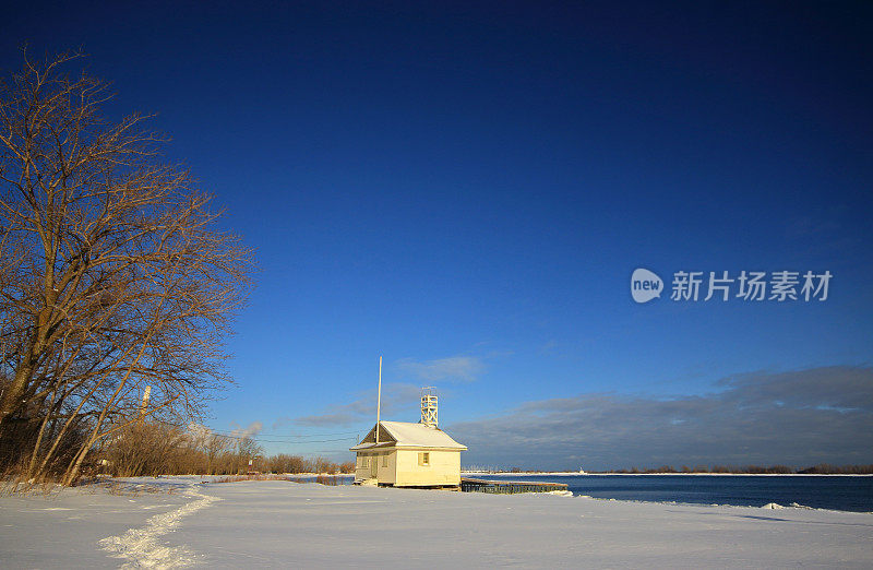 海滩与白色的雪与蓝色的水