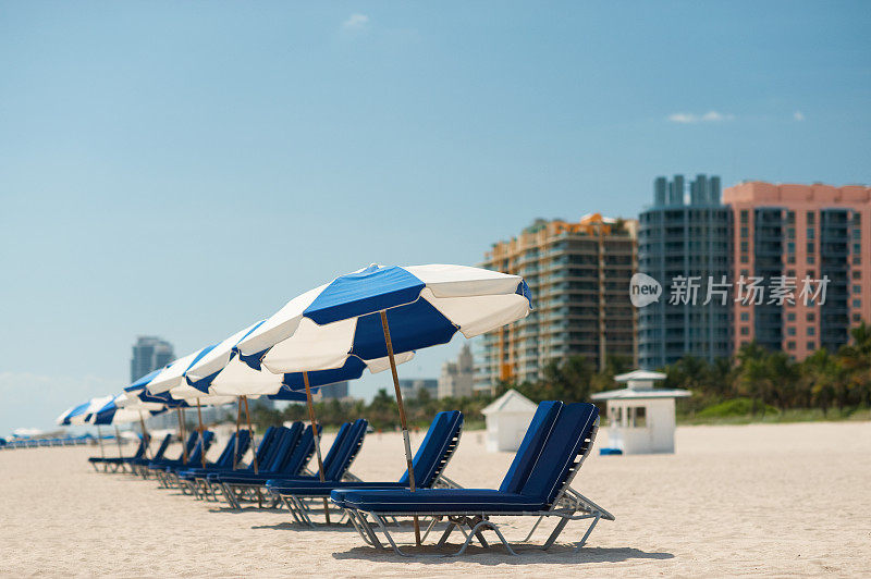 南迈阿密海滩的休息室和雨伞