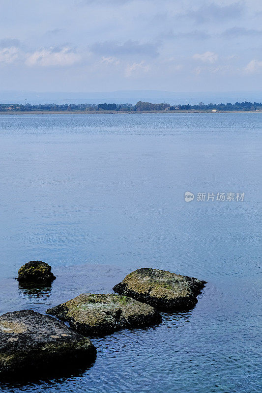 平静海面上的岩石