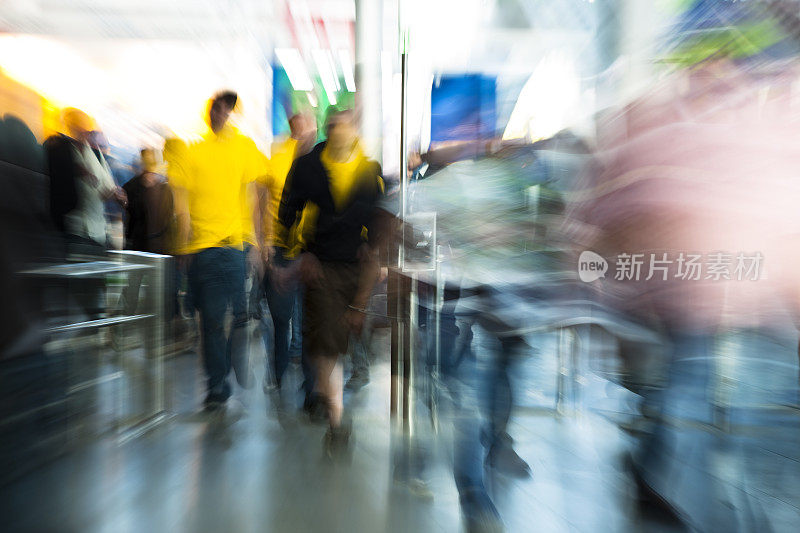 模糊的人的形象通过入口大门