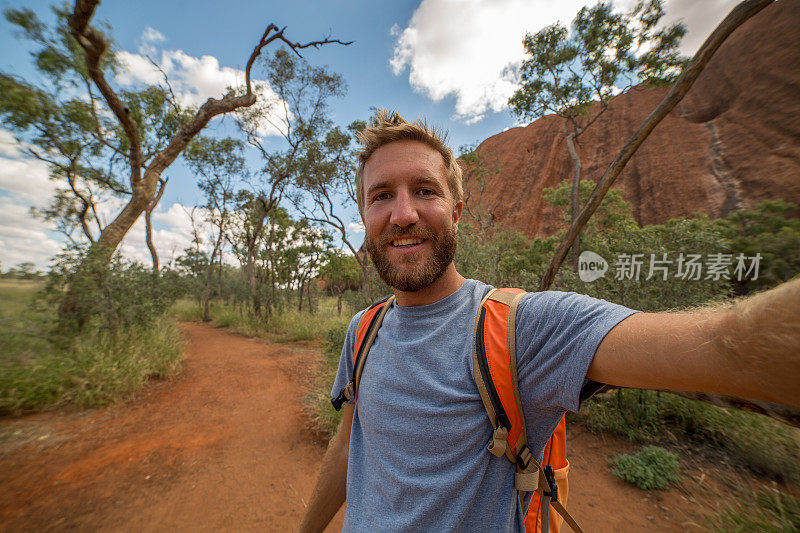 一名在澳大利亚内陆徒步旅行的年轻人正在自拍
