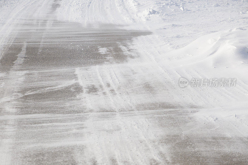 雪堆在柏油路上