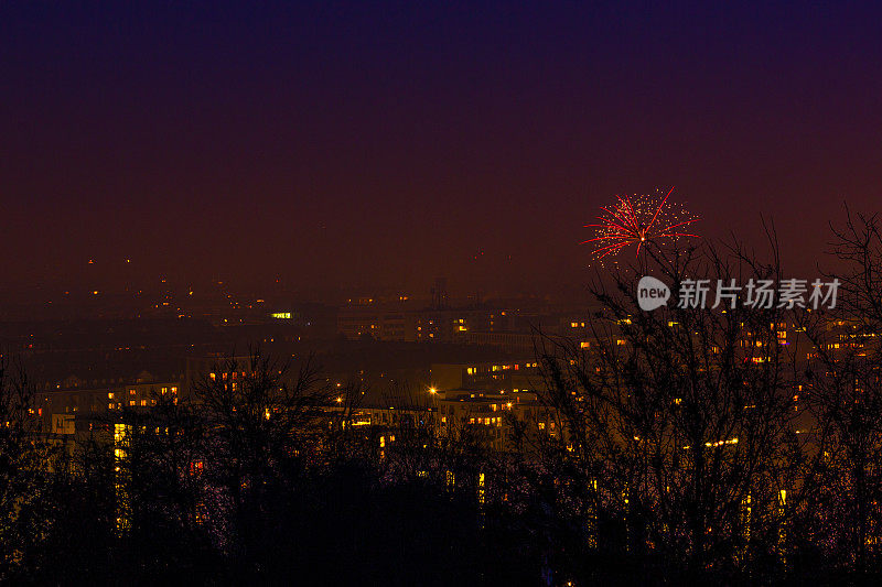 烟花在城市上空庆祝