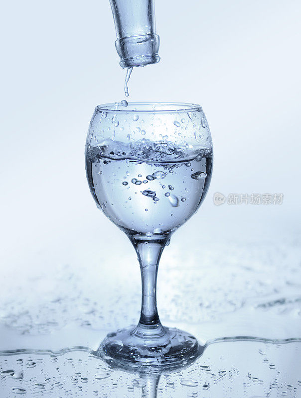 淡水是装在玻璃杯里的