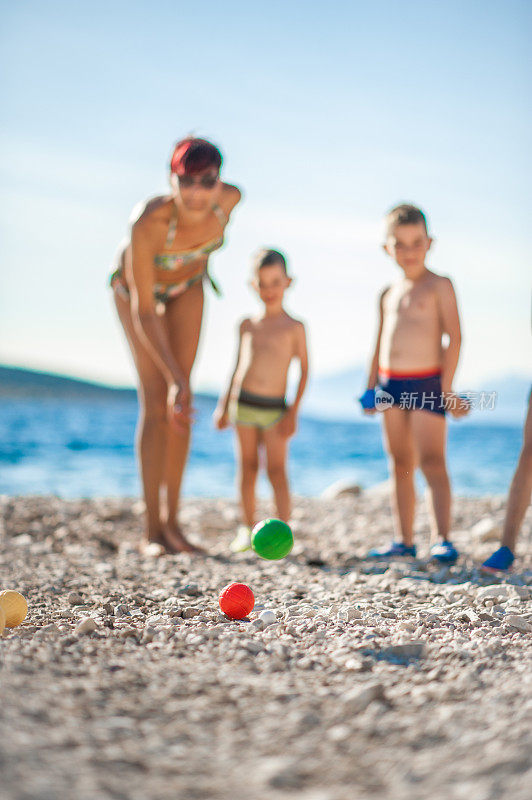 妈妈和孩子们在海滩上玩地瓜