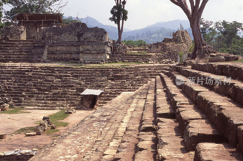 洪都拉斯科潘考古遗址玛雅大寺庙旁的广场