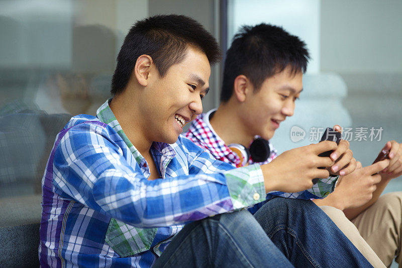 快乐的年轻人一起在户外使用手机