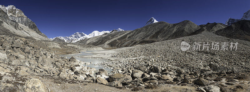 喜马拉雅山脉的荒野全景，碧绿的湖泊，白色的山脉尼泊尔