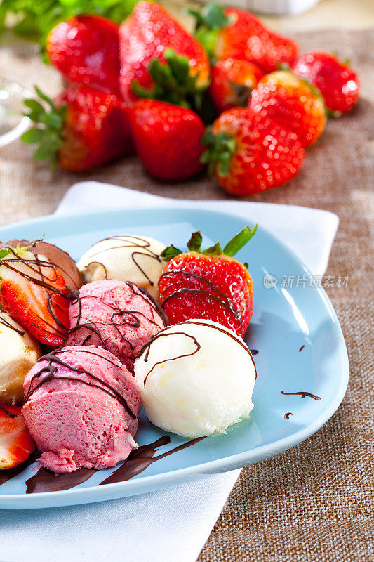 有草莓和巧克力的冰淇淋