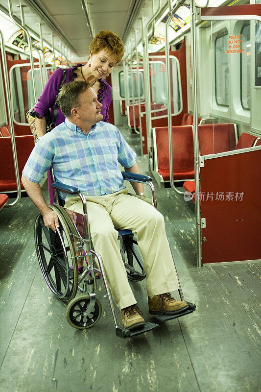 女人帮助坐轮椅的男人