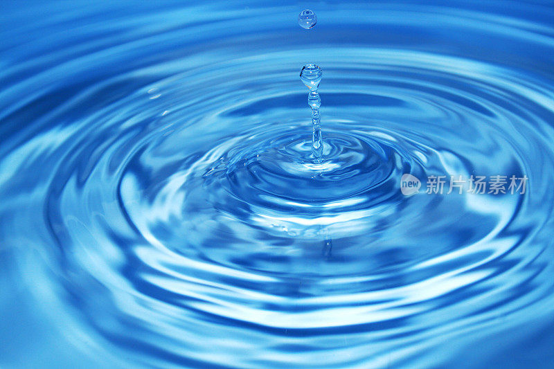 蓝色背景的水滴
