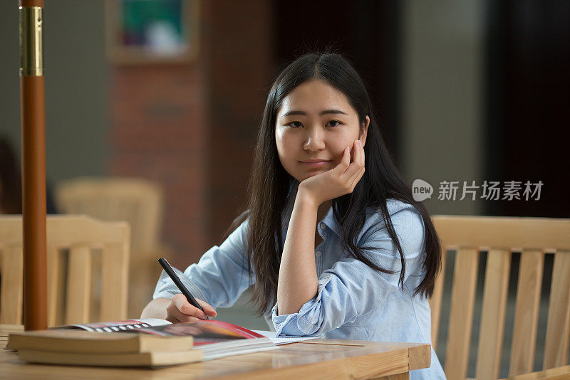 户外咖啡厅里的亚洲女学生