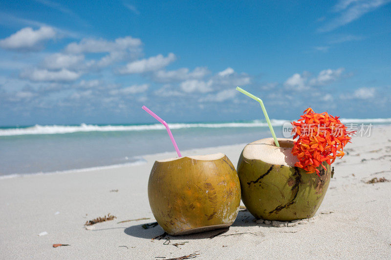 古巴海滩上的椰子饮料