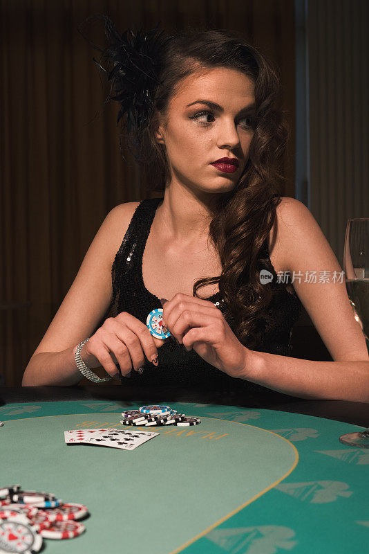 一个年轻漂亮的女人在赌场玩扑克