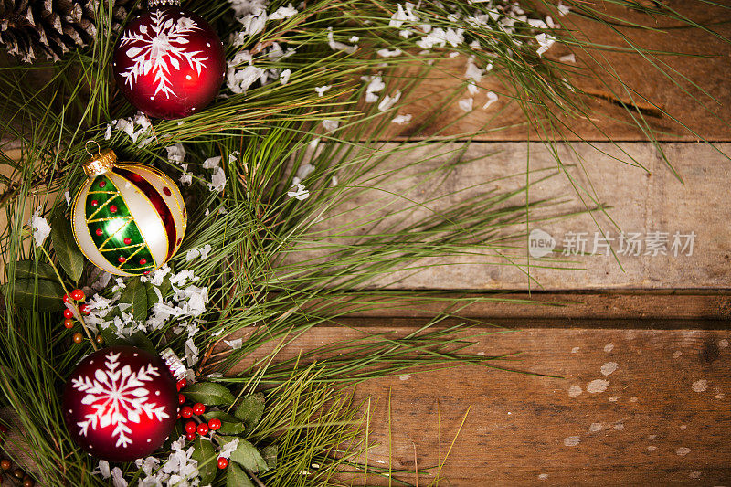 圣诞节的边界。装饰品、松枝、松果、雪。木制的桌子。
