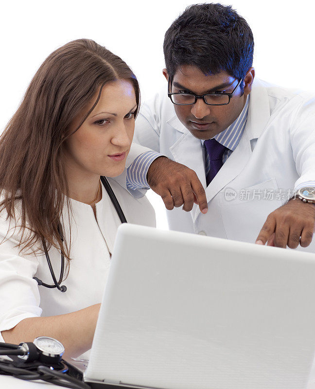 医生学生在看笔记本电脑