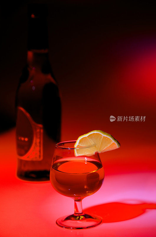 白兰地和柠檬杯