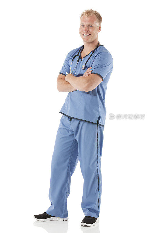 一位男性外科医生双臂交叉的肖像