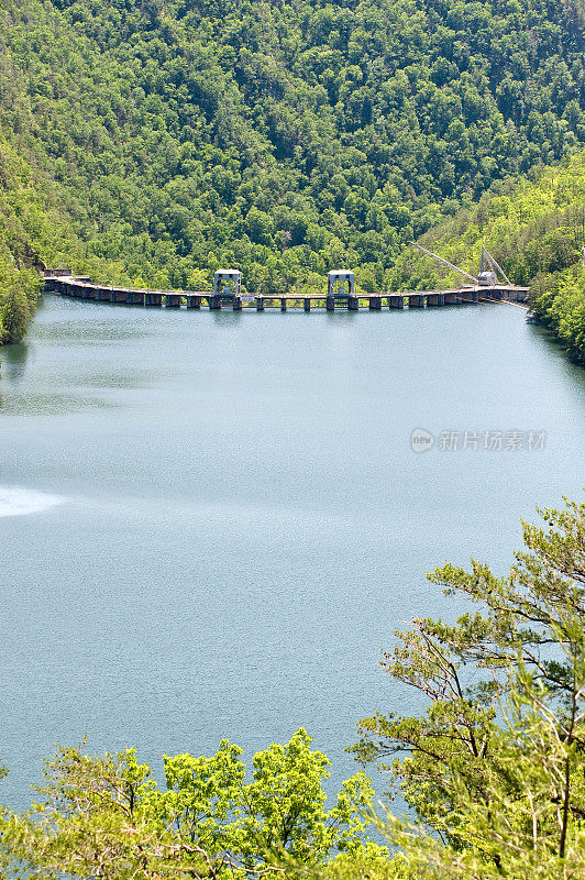 有水电大坝的山地湖泊