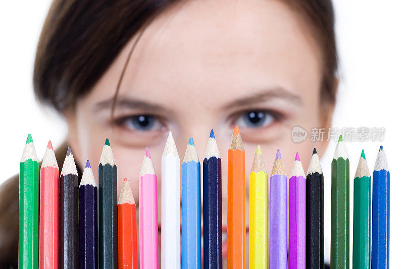 漂亮的女孩用彩色蜡笔