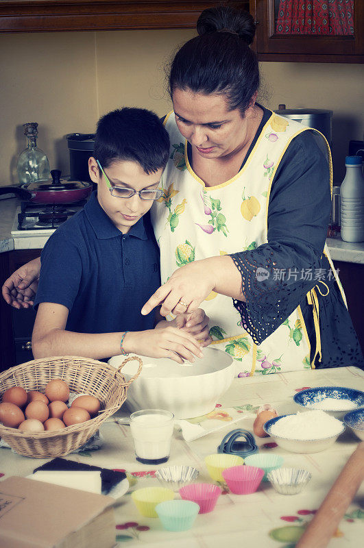 母亲和她的儿子在厨房做饭